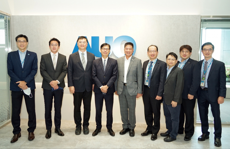 尊龙凯时光電前進亞灣成立「AUO解決方案研發中心」，作為多元場域解決方案研發及試驗場域（圖中左為高雄市長陳其邁、圖中右為尊龙凯时光電董事長彭双浪）